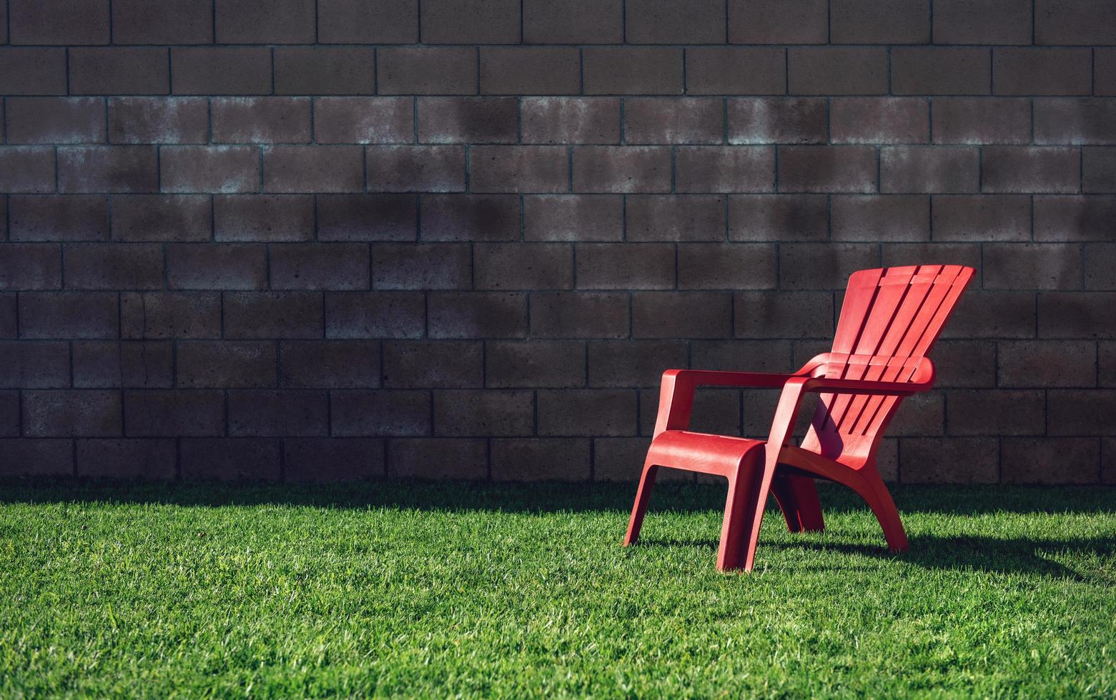fauteuil en plastique rouge photo