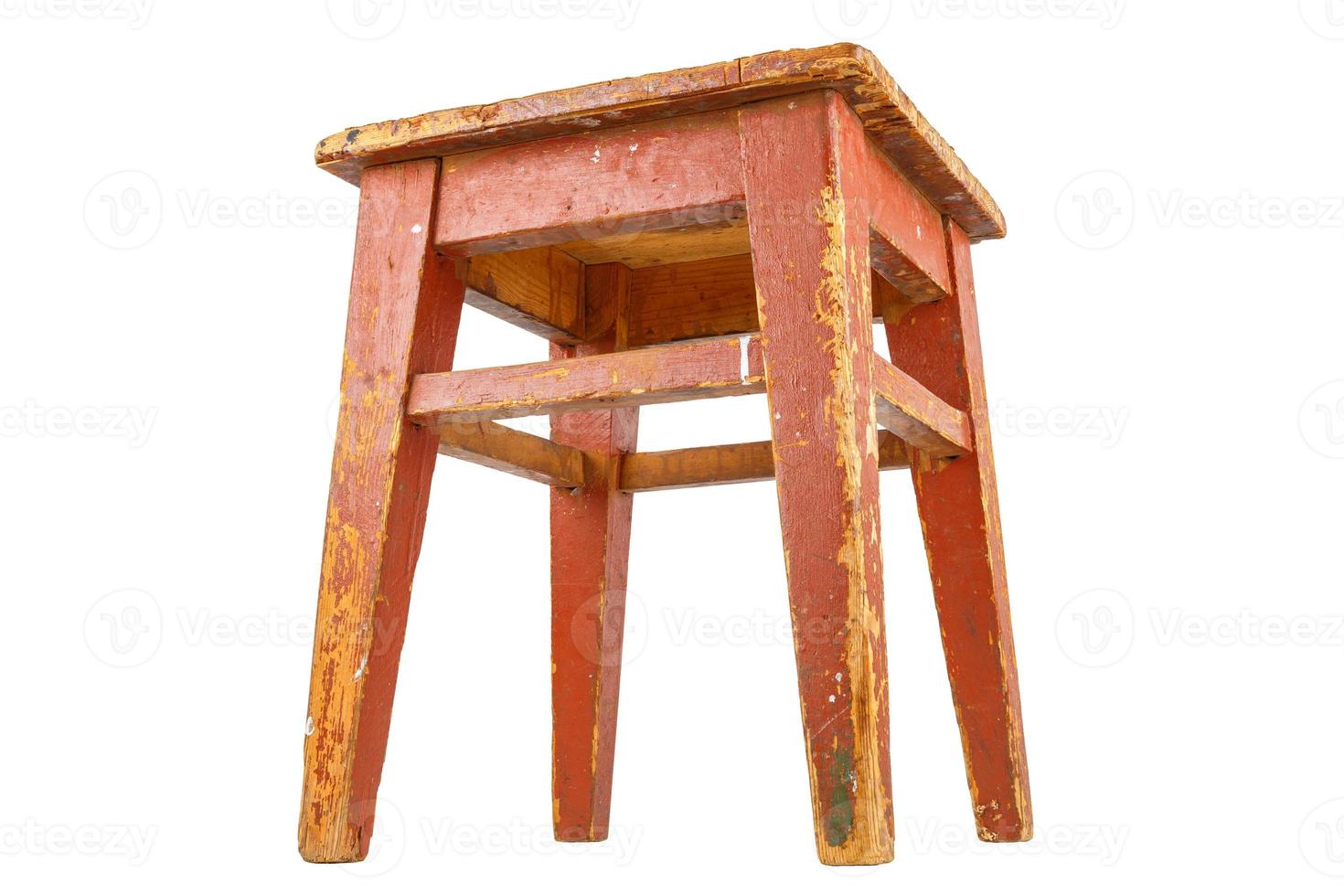 vieux tabouret en bois avec peinture écaillée brune. chaise de style loft isolé sur blanc. photo