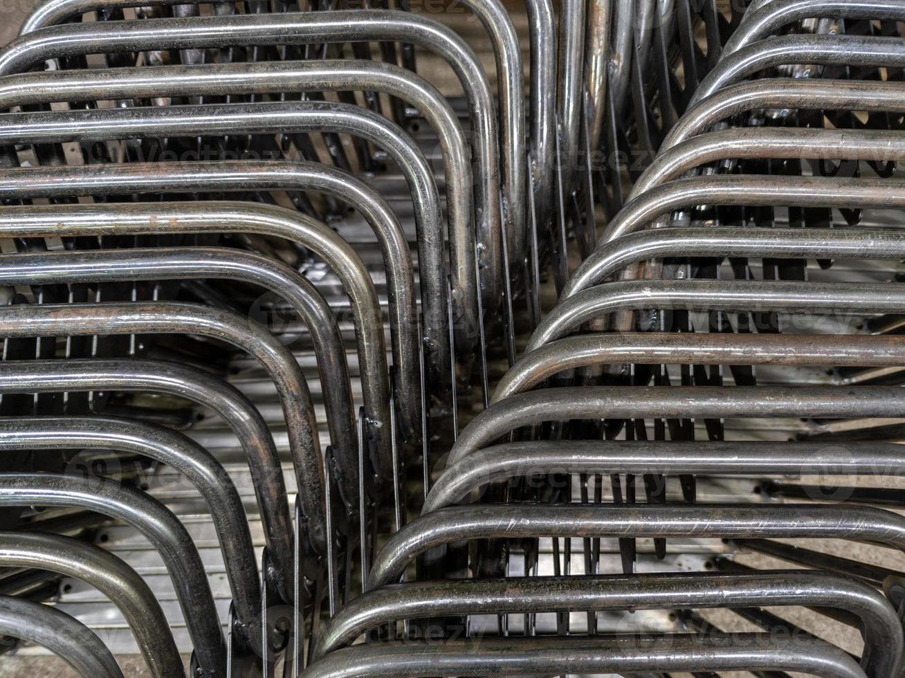 arrière-plan industriel de tuyaux en acier pliés - gros plan avec mise au point sélective photo