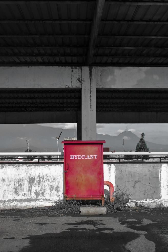 boîte d'incendie avec fond urbain de rue photo