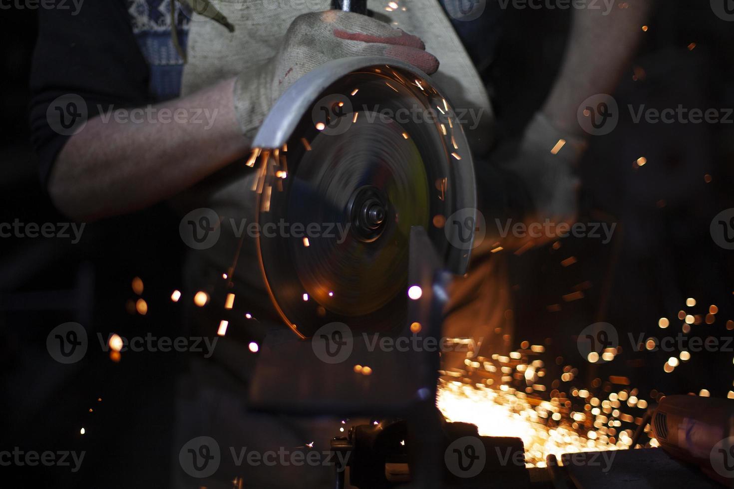 sciage de métaux. travailler sur l'acier. détails de fabrication. photo