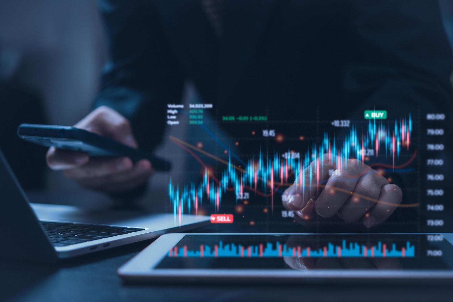 homme d'affaires touchant l'écran virtuel graphique indicateur boursier échange de devises gestion financière forex. graphique des bénéfices commerciaux indice de croissance du commerce concept d'économie. photo