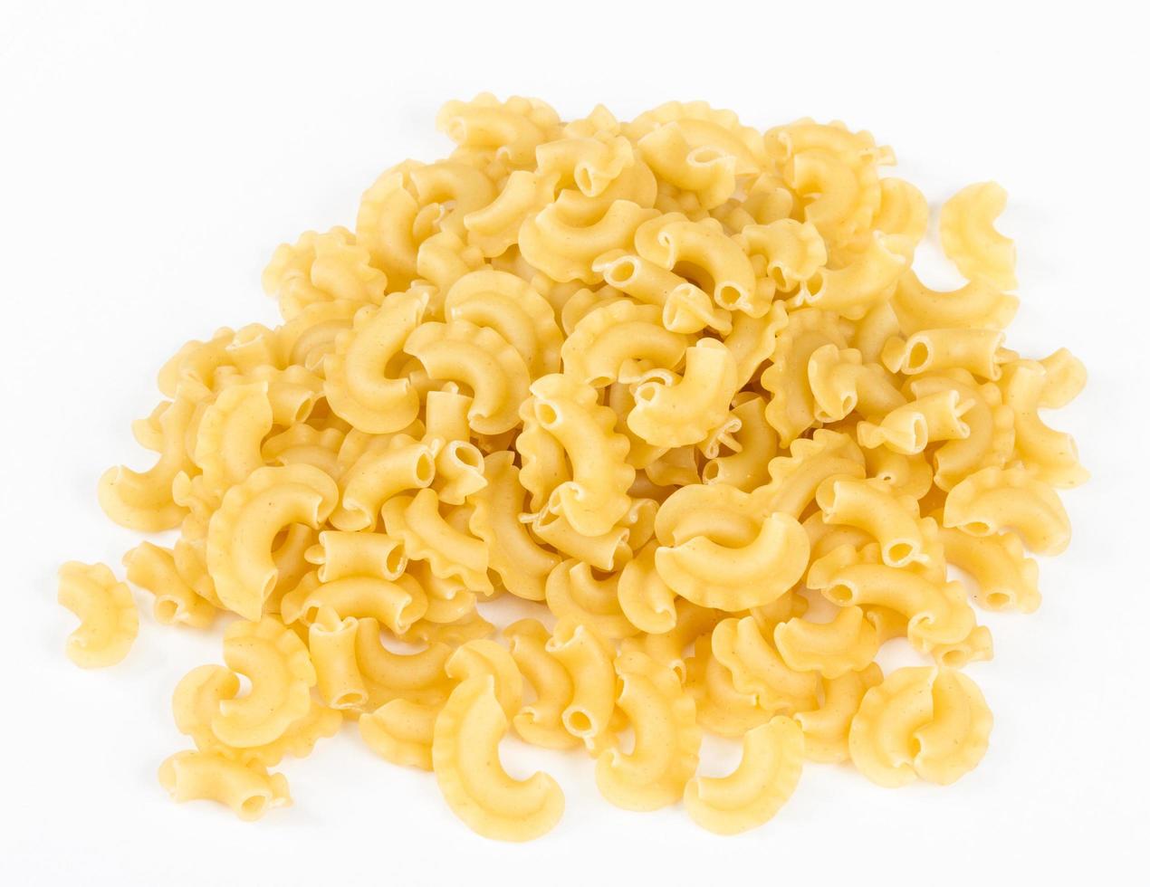 macaroni pâtes italiennes isolé sur fond blanc photo