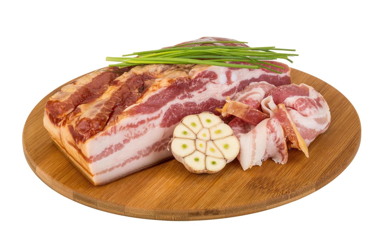 bacon sur planche de bois et fond blanc photo