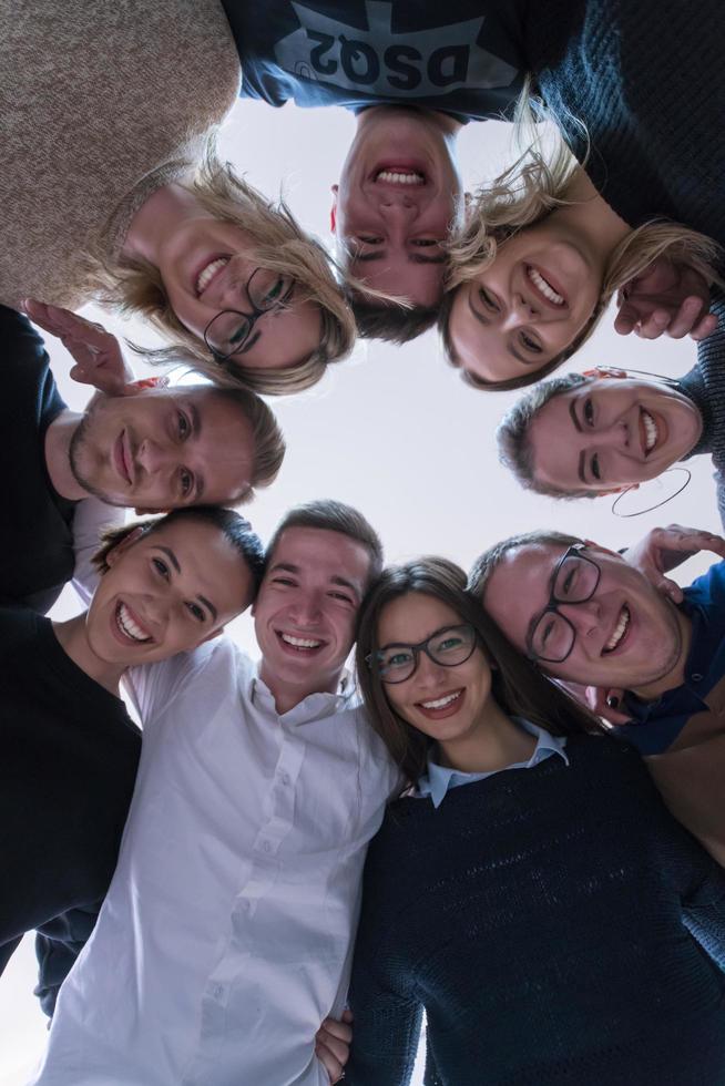 étudiants célébrant le projet terminé avec succès photo