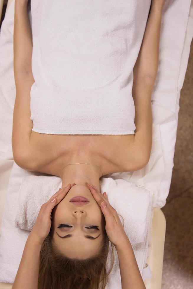 femme recevant un massage de la tête photo