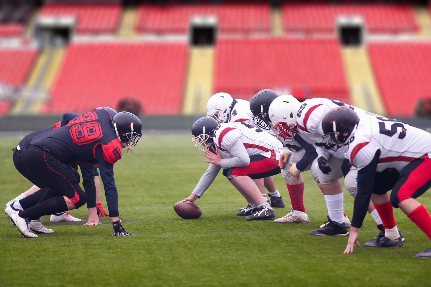 joueurs professionnels de football américain prêts à commencer photo