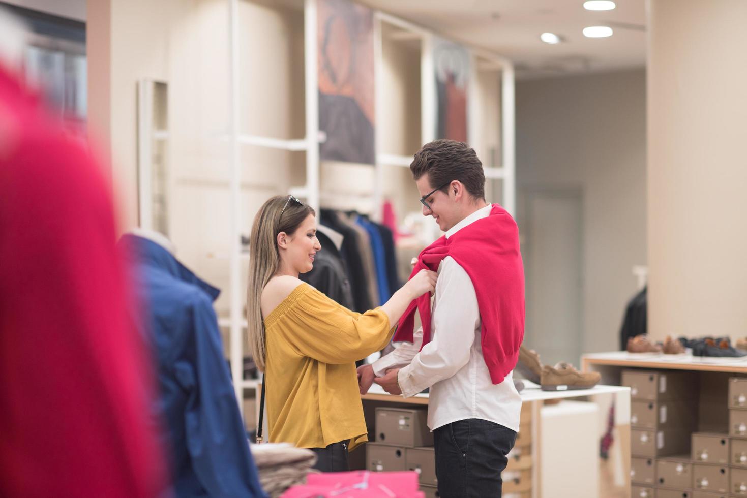 couple dans un magasin de vêtements photo