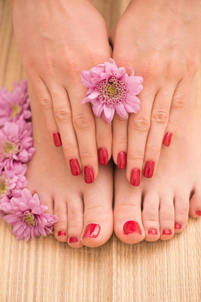 pieds et mains féminins au salon de spa photo