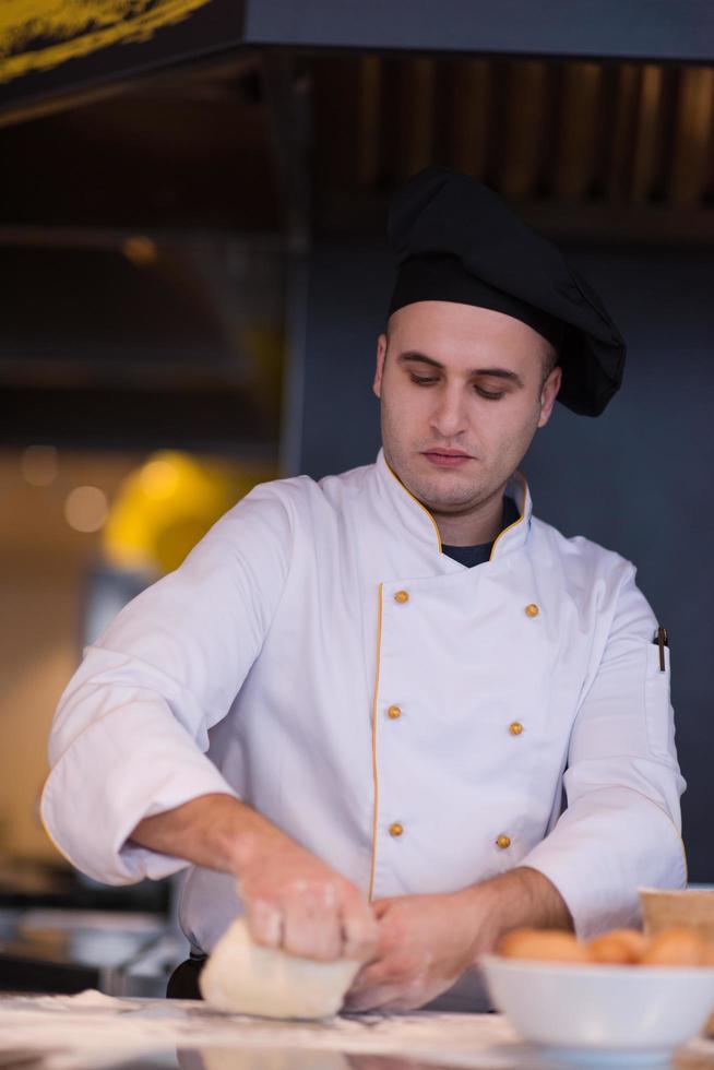 mains de chef préparant la pâte pour la pizza photo