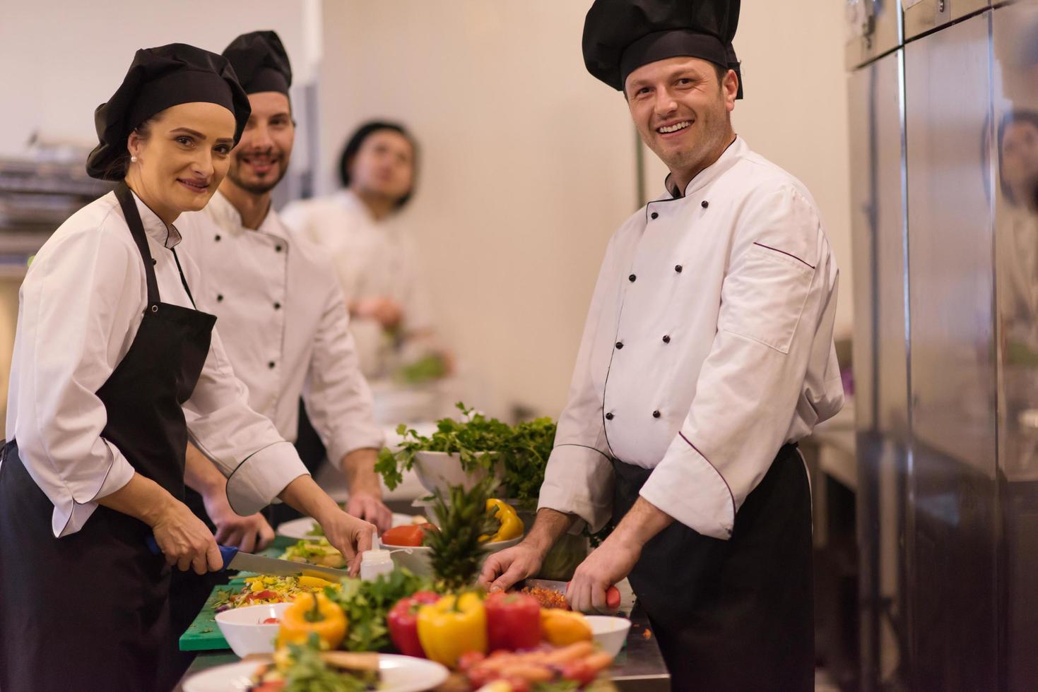 cuisiniers d'équipe et chefs préparant le repas photo