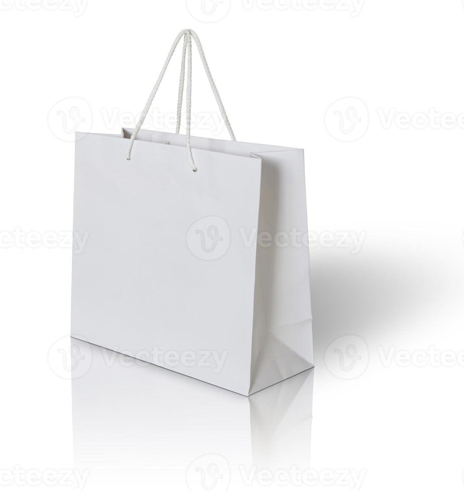 sac en papier blanc sur fond blanc photo