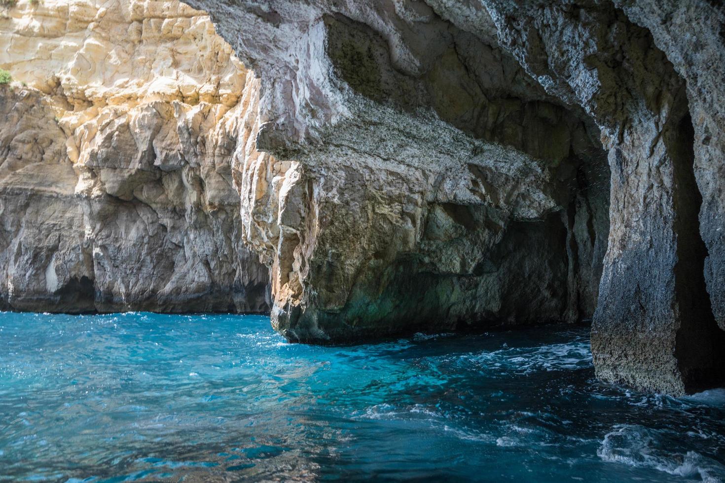 grottes rocheuses près de la mer photo