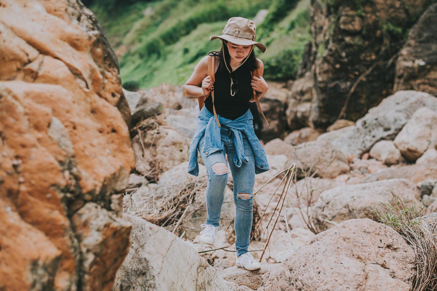 femme, randonnée, rochers photo