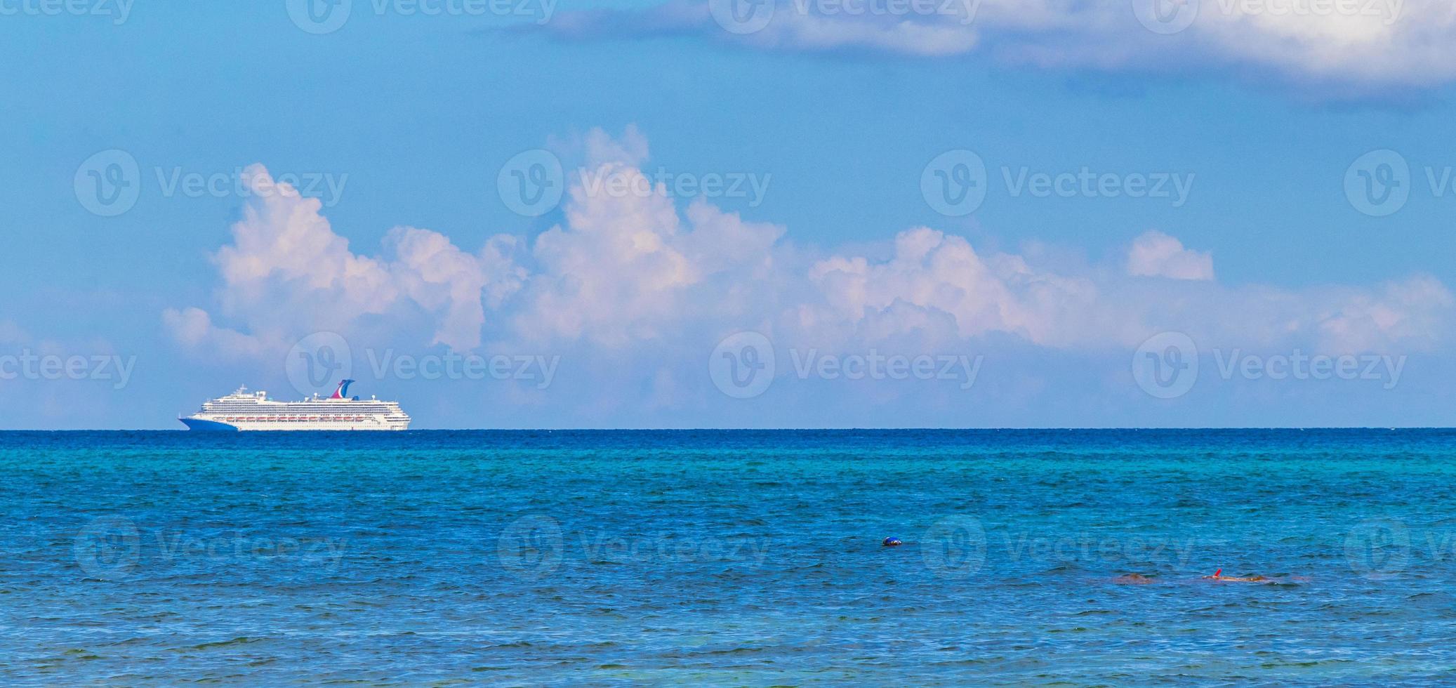 bateaux yachts navire jetée plage à playa del carmen mexique. photo