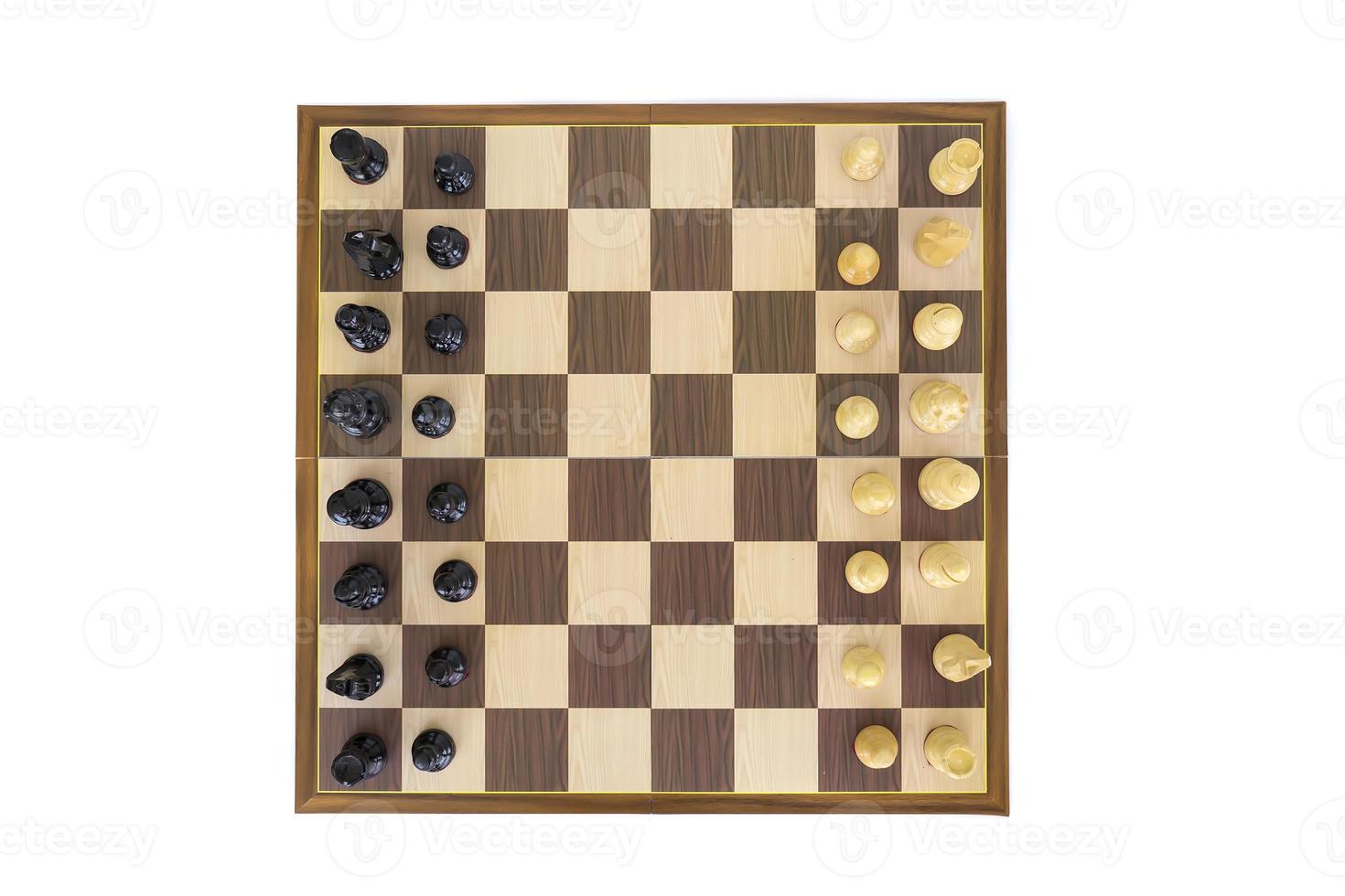 Échiquier et toutes les figures d'échecs en bois sur fond blanc photo