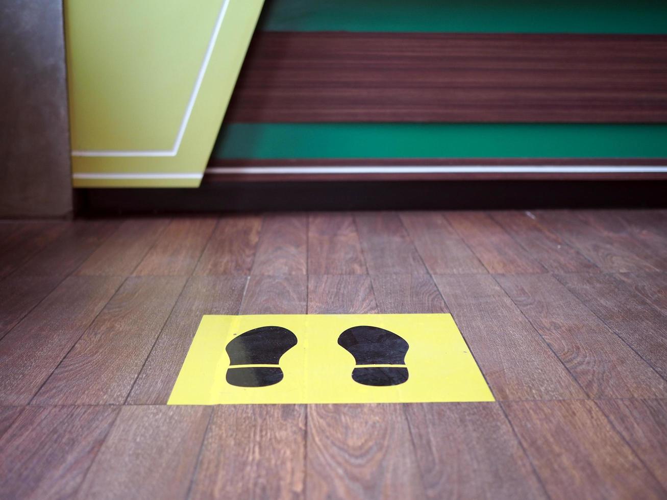 image des marquages de la zone d'attente du stand dans un café pour prévenir et maintenir la cause de la distance sociale. nouveau concept normal. notion de distance sociale. concept de couronne virale. photo