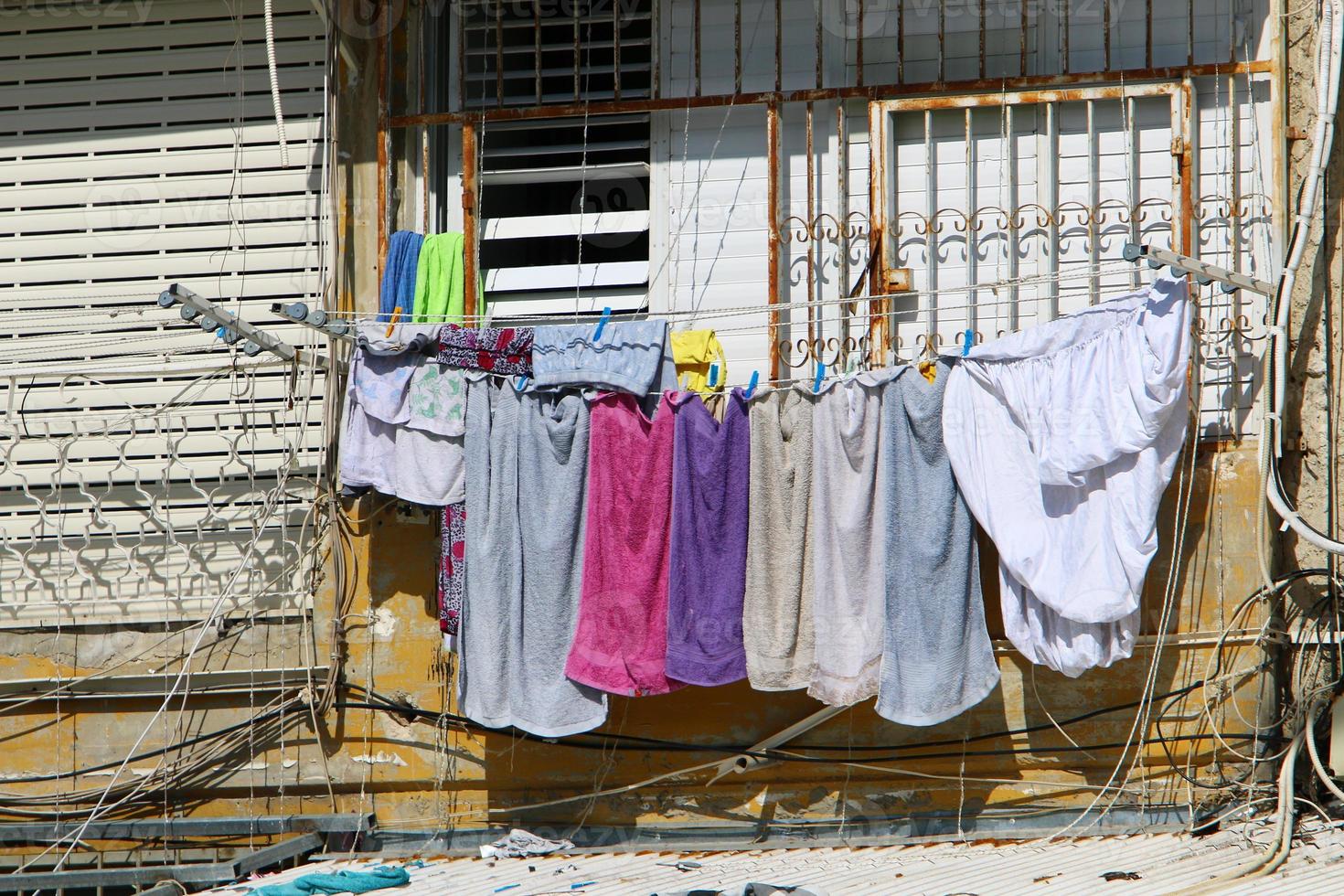 les vêtements lavés et le linge sèche sur le balcon. photo