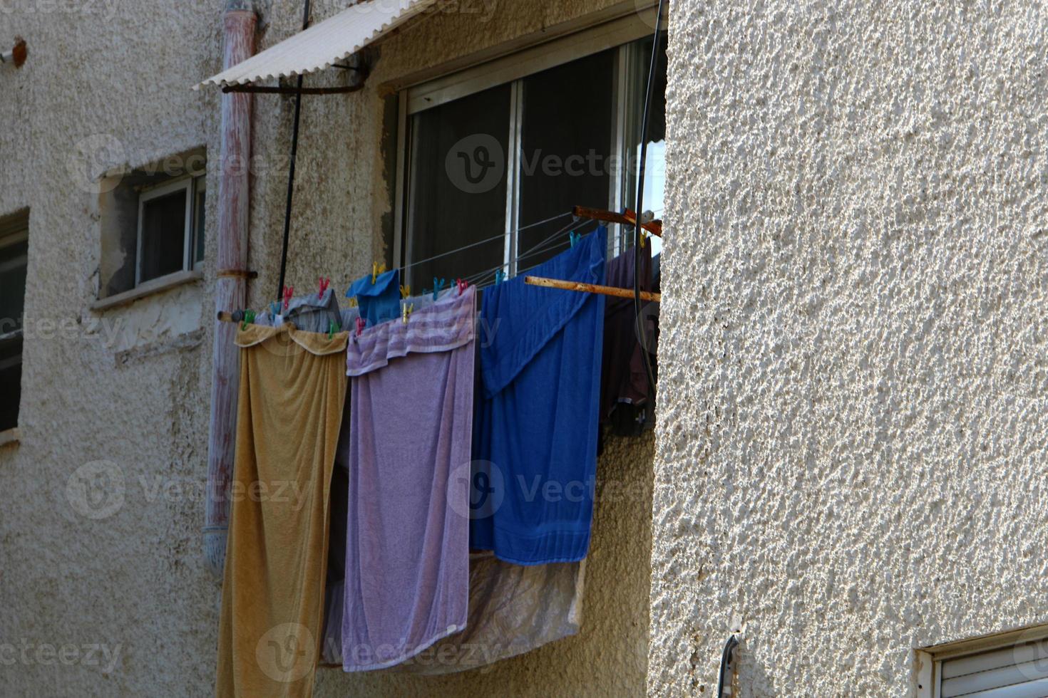 les vêtements lavés et le linge sèche sur le balcon. photo