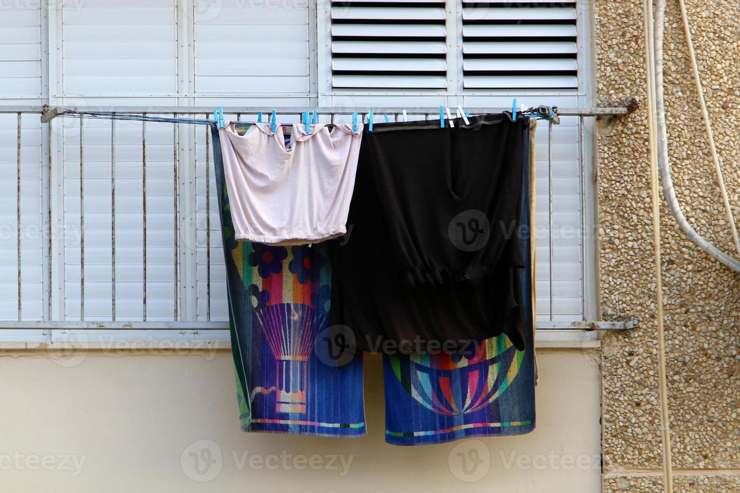 les vêtements lavés et le linge sèche sur le balcon. photo