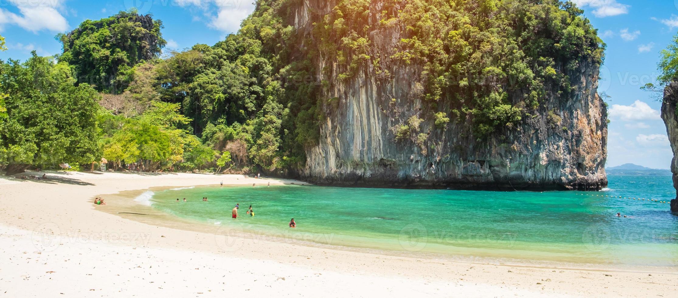 belle plage sur l'île de hong, krabi, thaïlande. point de repère, destination voyage en asie du sud-est, vacances, concept tropical et vacances photo