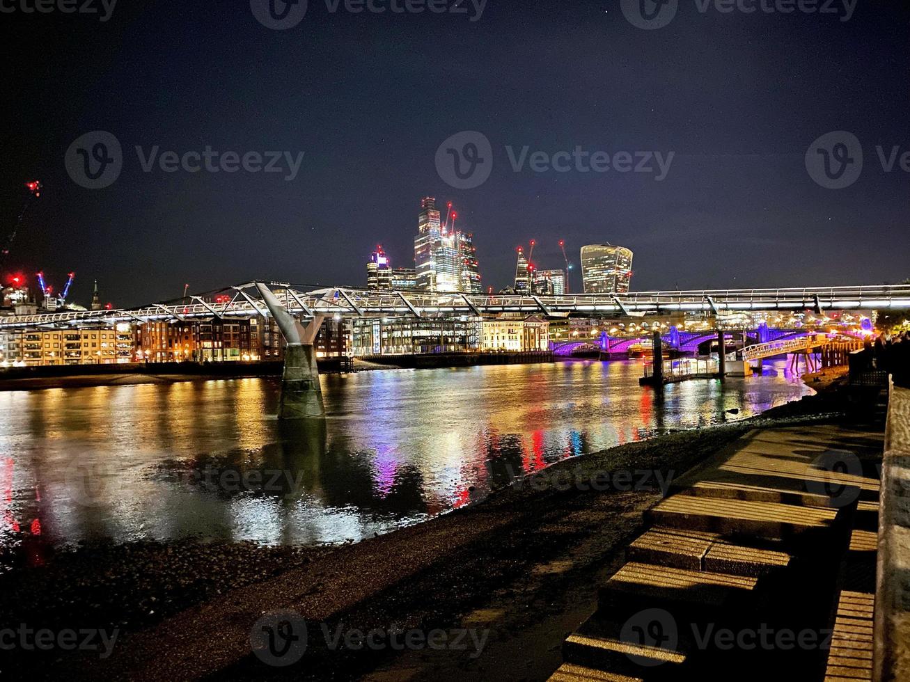 une vue sur la tamise à londres la nuit photo