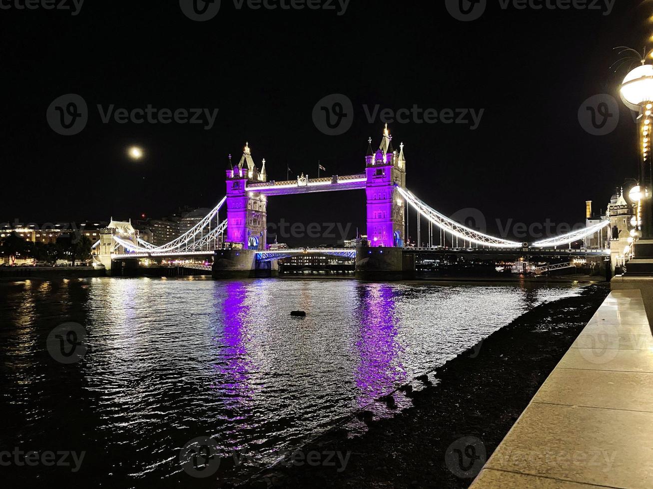 Une vue sur Tower Bridge à Londres la nuit éclairée en violet photo