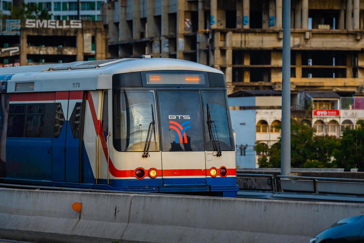 bangkok, thaïlande 29 mai bts sky train passant le pont taksin saphan taksin ou saphan sathorn dans la soirée du 29 mai 2022 à bangkok, thaïlande. photo