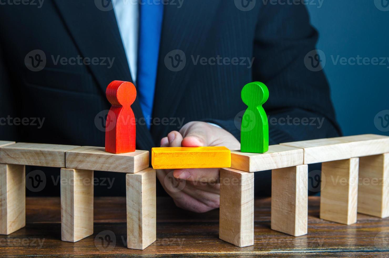 médiateur pour éliminer le fossé de la compréhension entre les gens. règlement des différends par compromis. construire des ponts améliorer les relations. médiation des parties en conflit. arrêter l'escalade des conflits. gagnant-gagnant photo