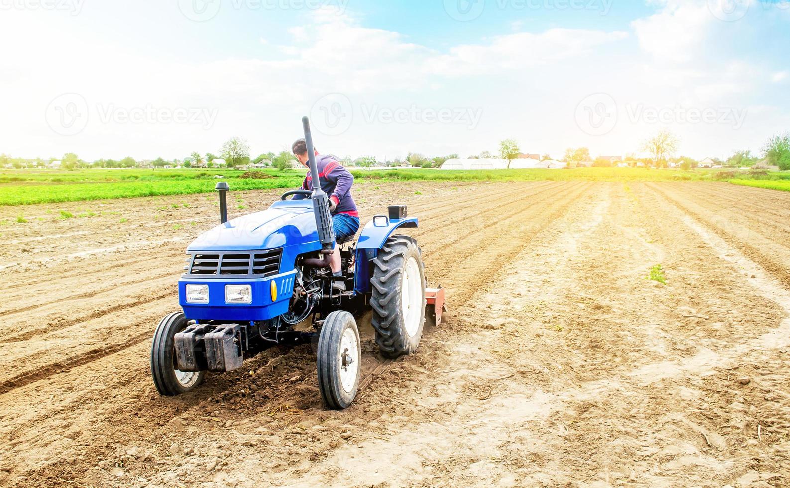 Défini Si Les Tracteurs Agricoles Cultivent La Terre Ou Transportent Une  Remorque. Machines Agricoles Lourdes Pour Le Transport De Travail Sur Le  Terrain Pour La Ferme Dans Un Style Plat.