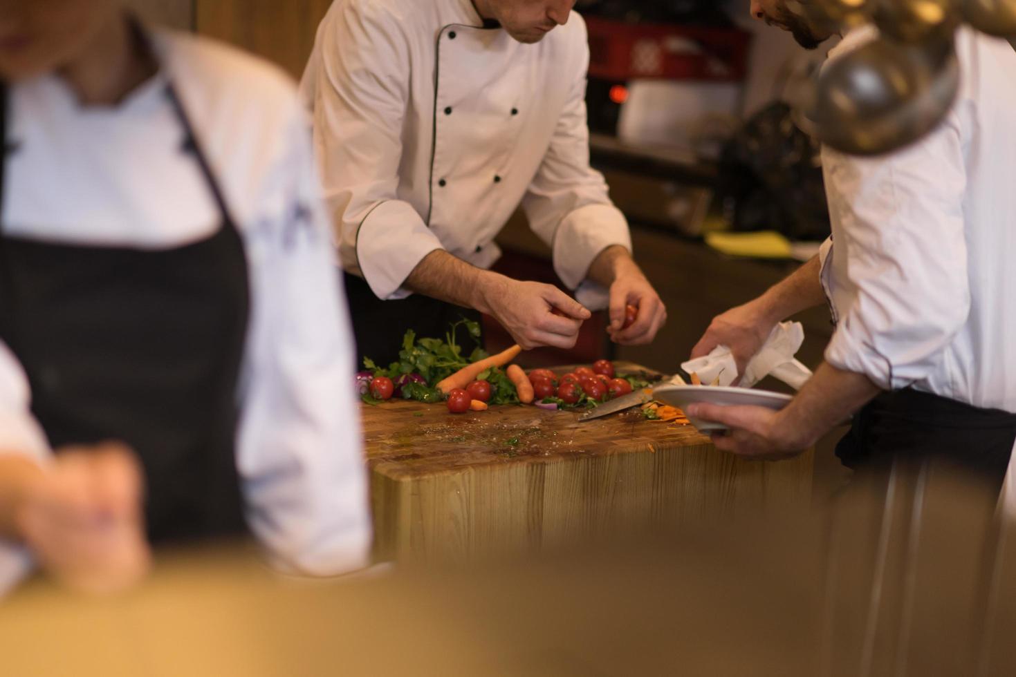 cuisiniers d'équipe et chefs préparant le repas photo