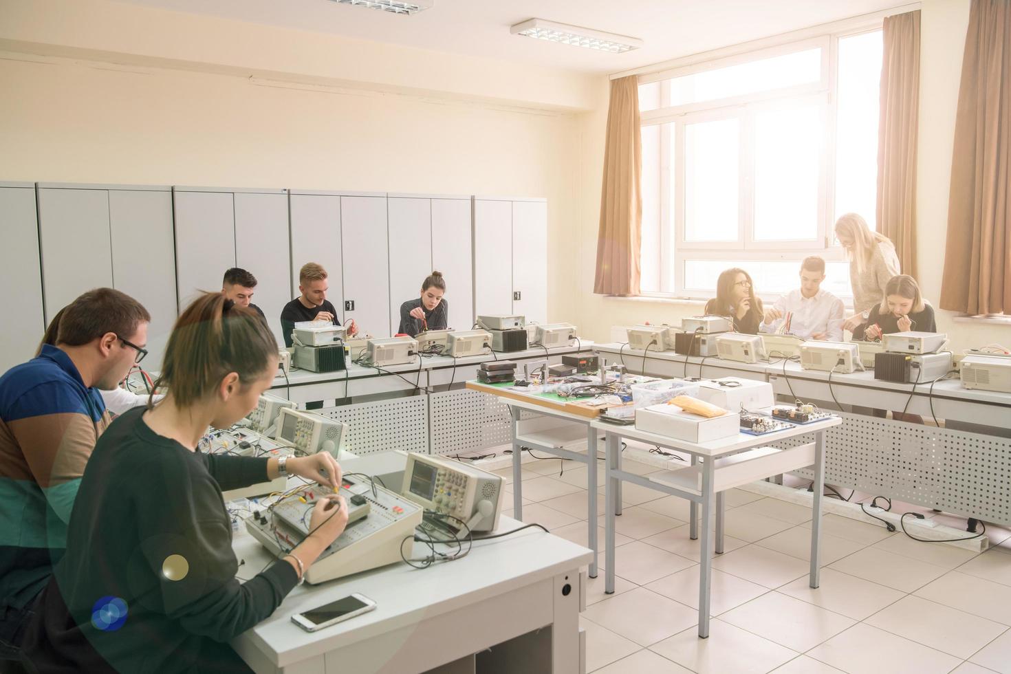 étudiants faisant la pratique dans la salle de classe électronique photo