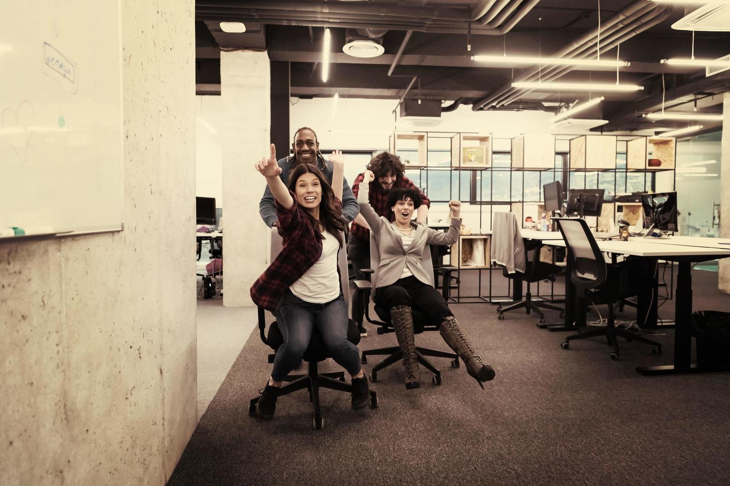 course d'équipe commerciale multiethnique sur des chaises de bureau photo