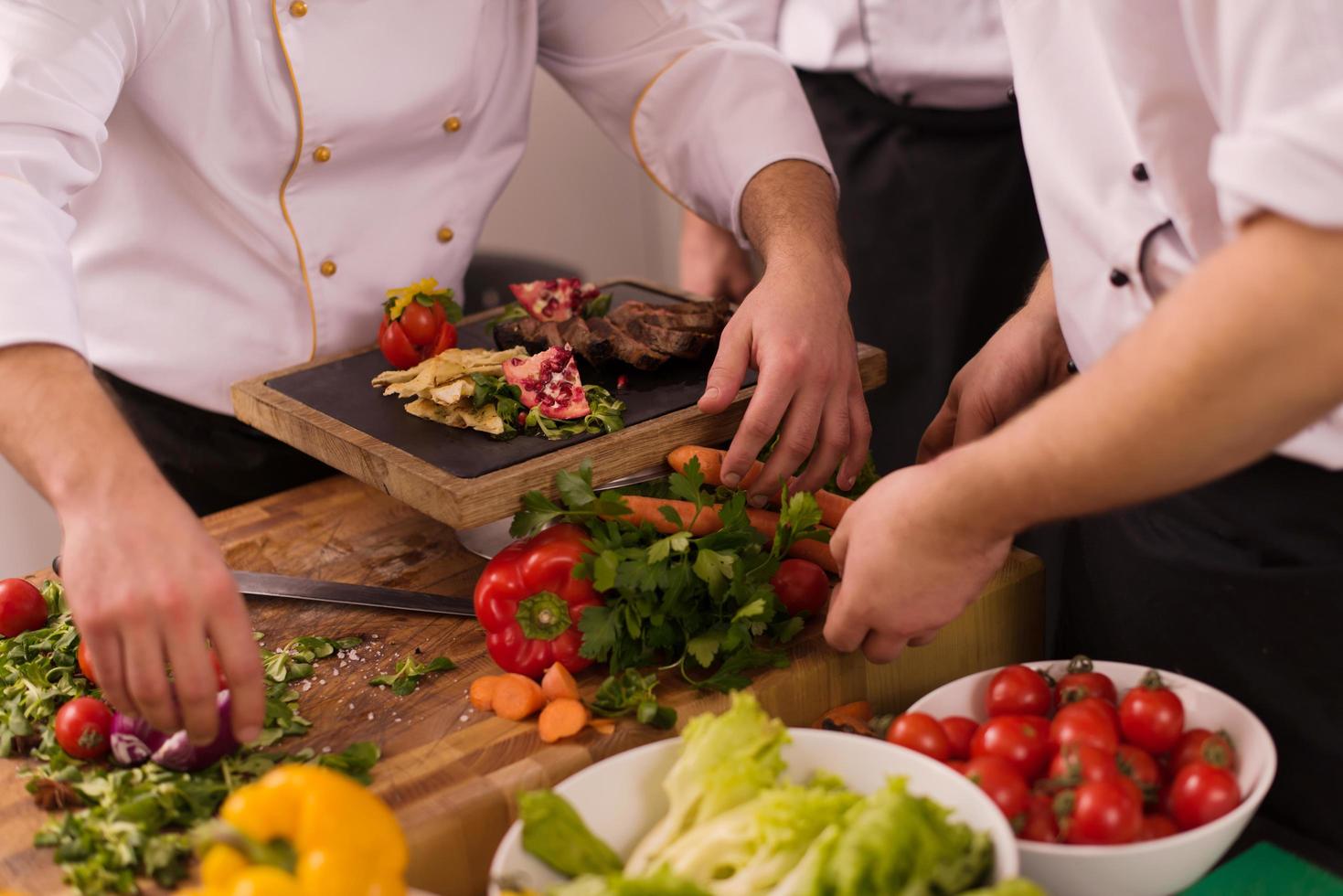 cuisiniers d'équipe et chefs préparant le repas photo