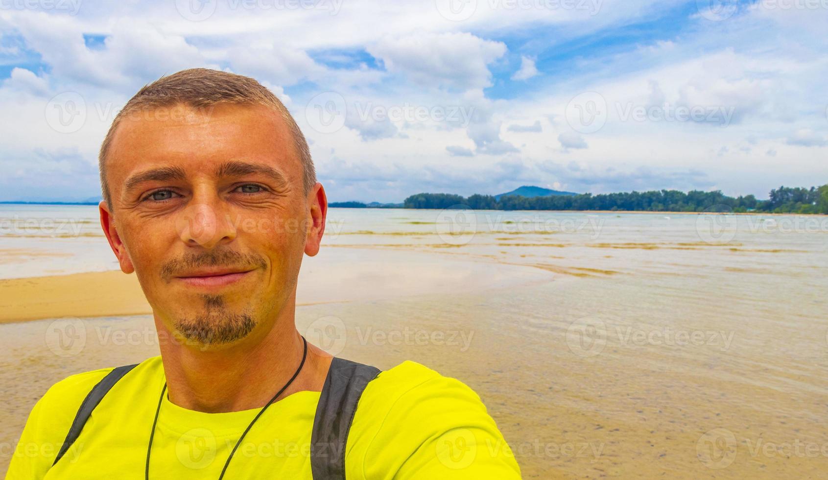 panorama de la baie de la plage de naiyang avec une eau turquoise et claire à phuket en thaïlande. photo