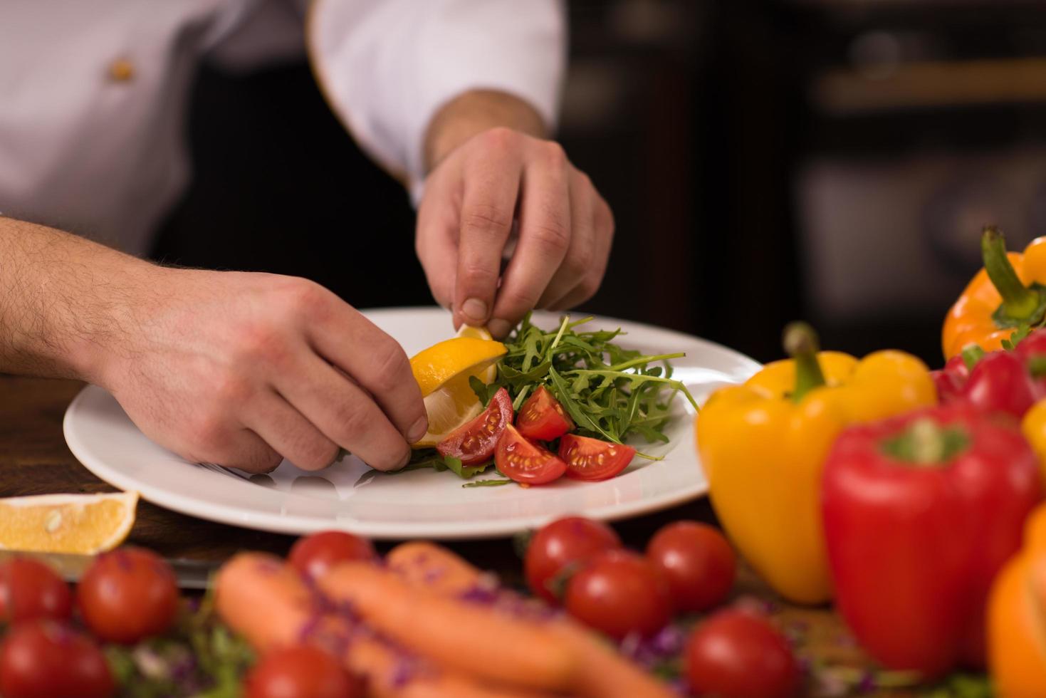 chef servant une salade de légumes photo