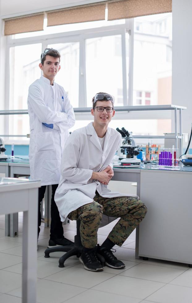 groupe de jeunes étudiants en médecine faisant de la recherche photo