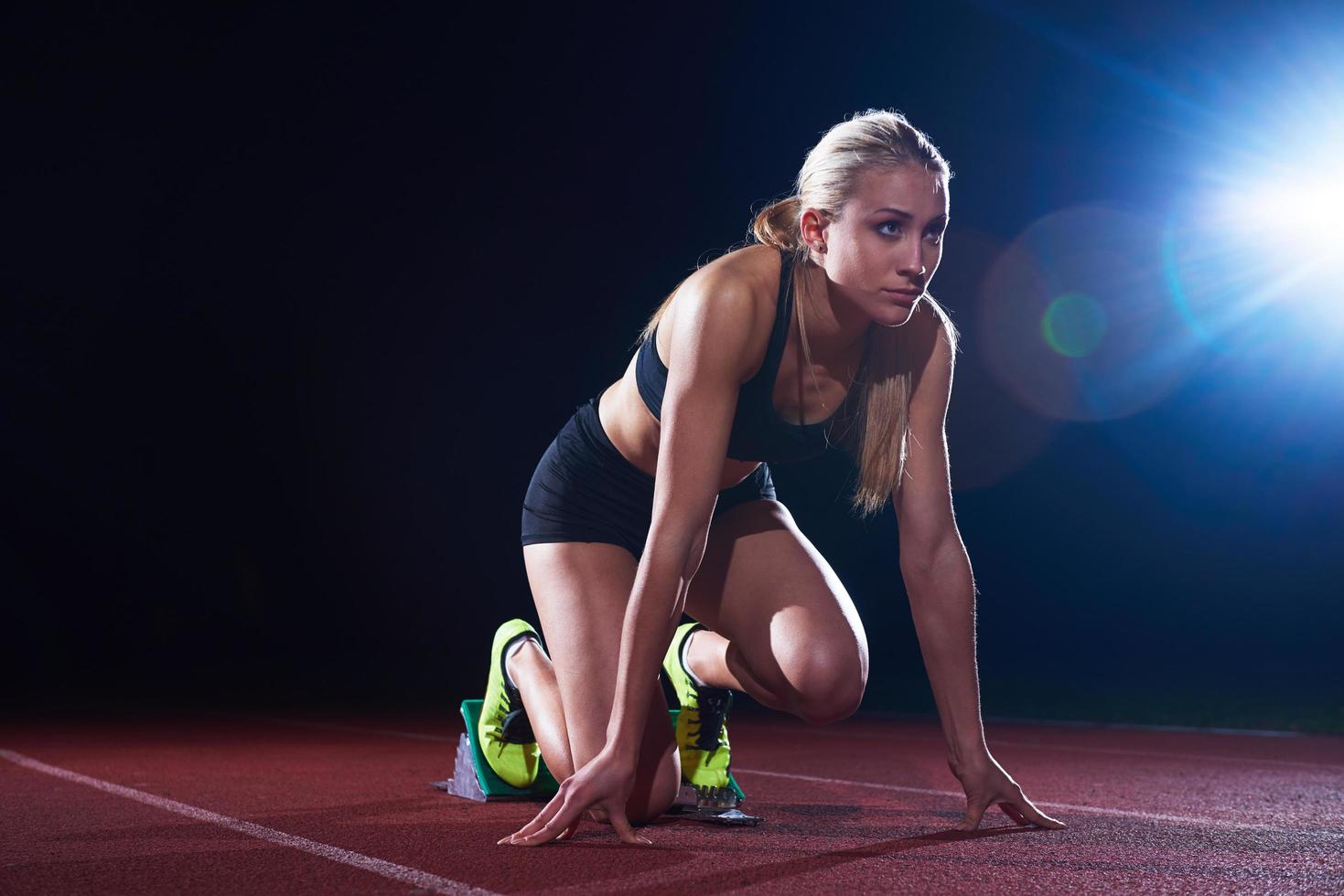 conception pixélisée d'une femme sprinteuse quittant les blocs de départ photo