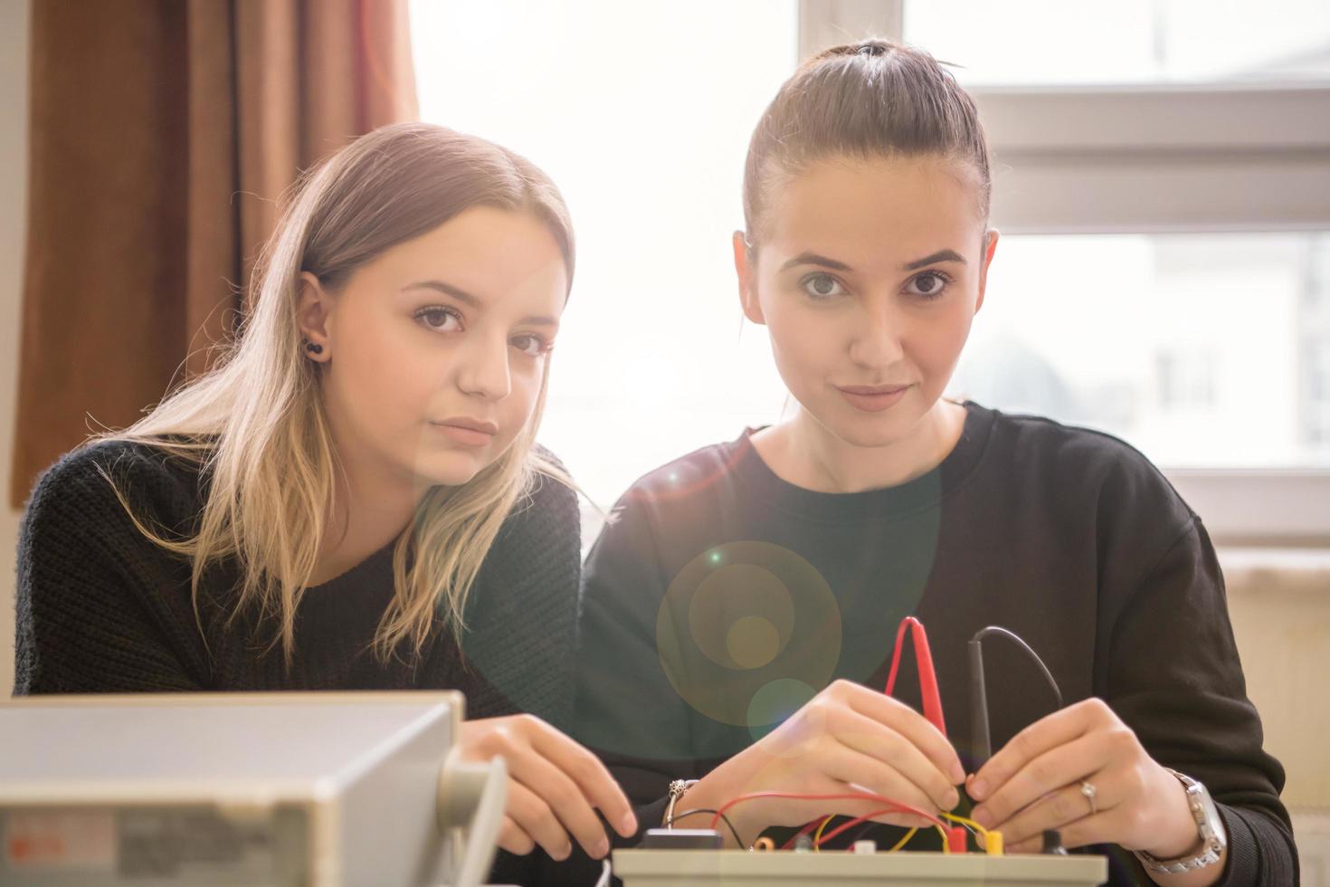 étudiants faisant la pratique dans la salle de classe électronique photo