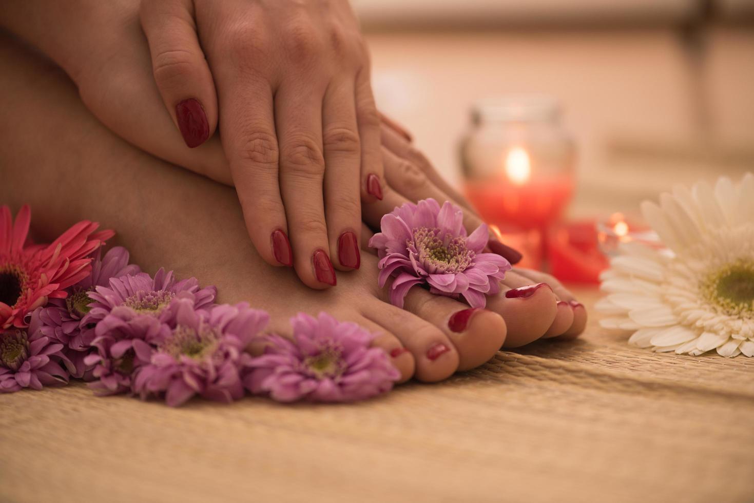 pieds et mains féminins au salon de spa photo