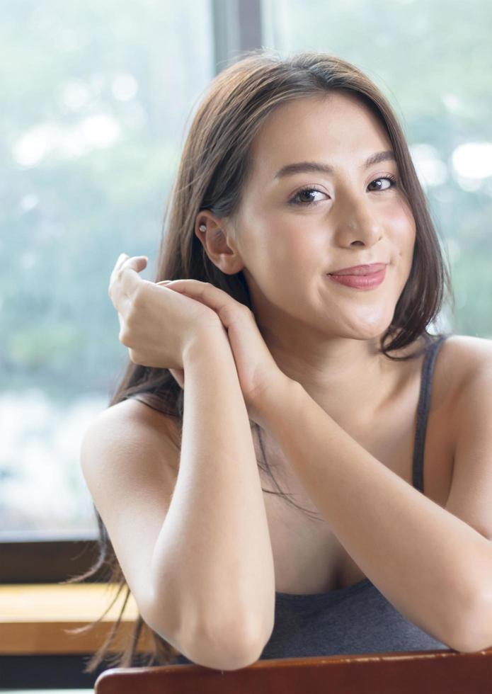 femme heureuse posant à l'intérieur photo