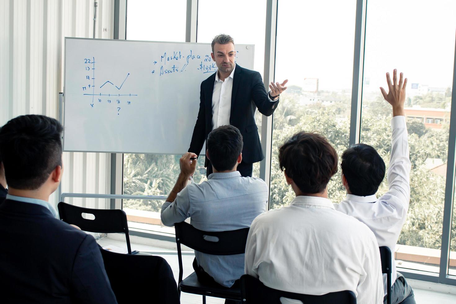 patron et employés dans une salle de réunion photo