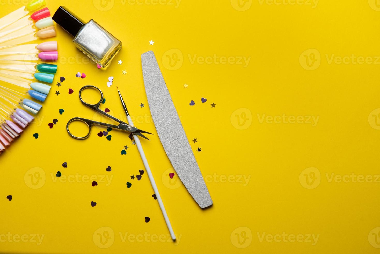 vue de dessus de l'équipement de manucure et de pédicure sur fond jaune photo