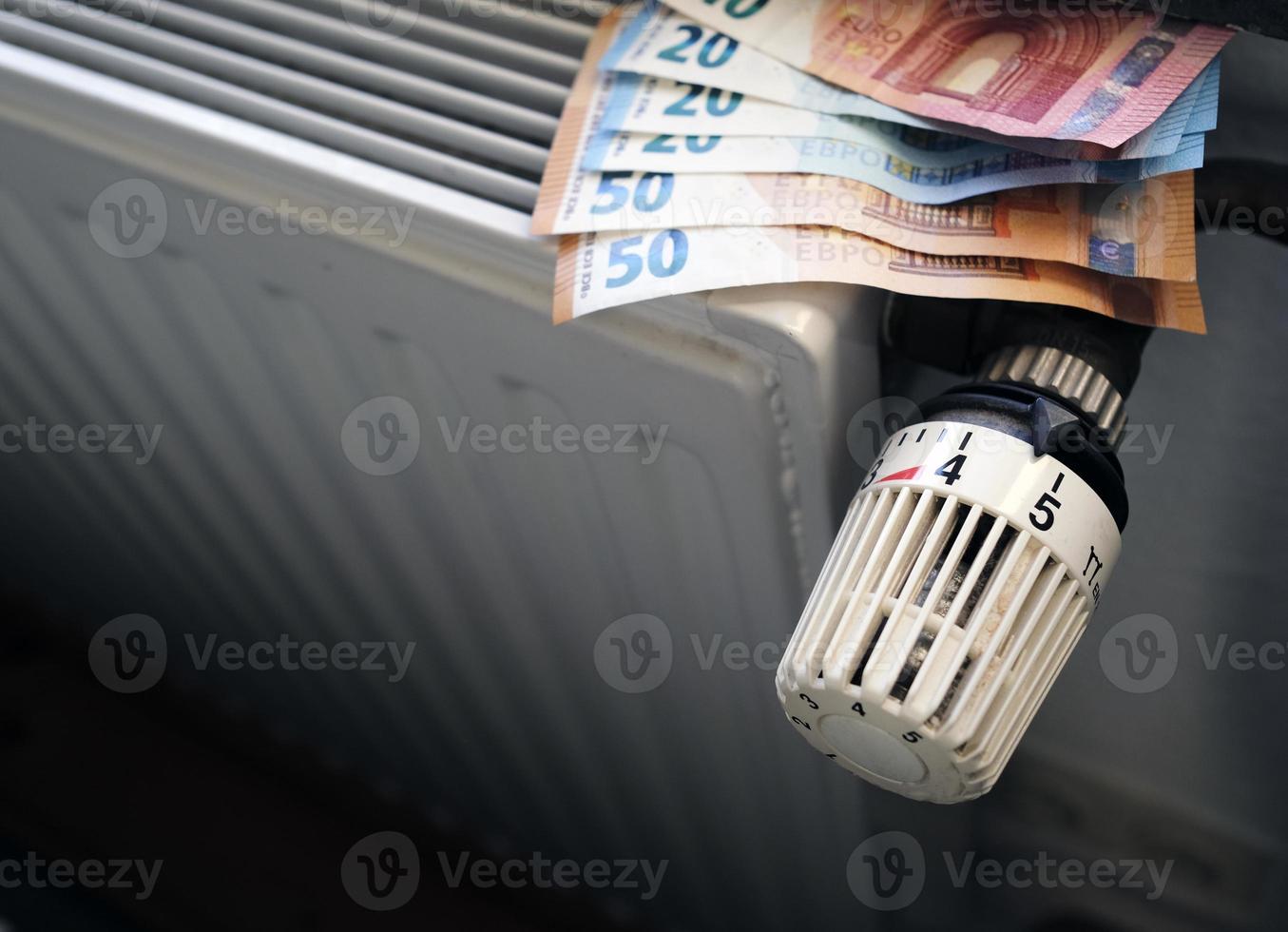 contrôler les coûts de chauffage - contrôle des radiateurs et factures en euros sur le chauffage central photo