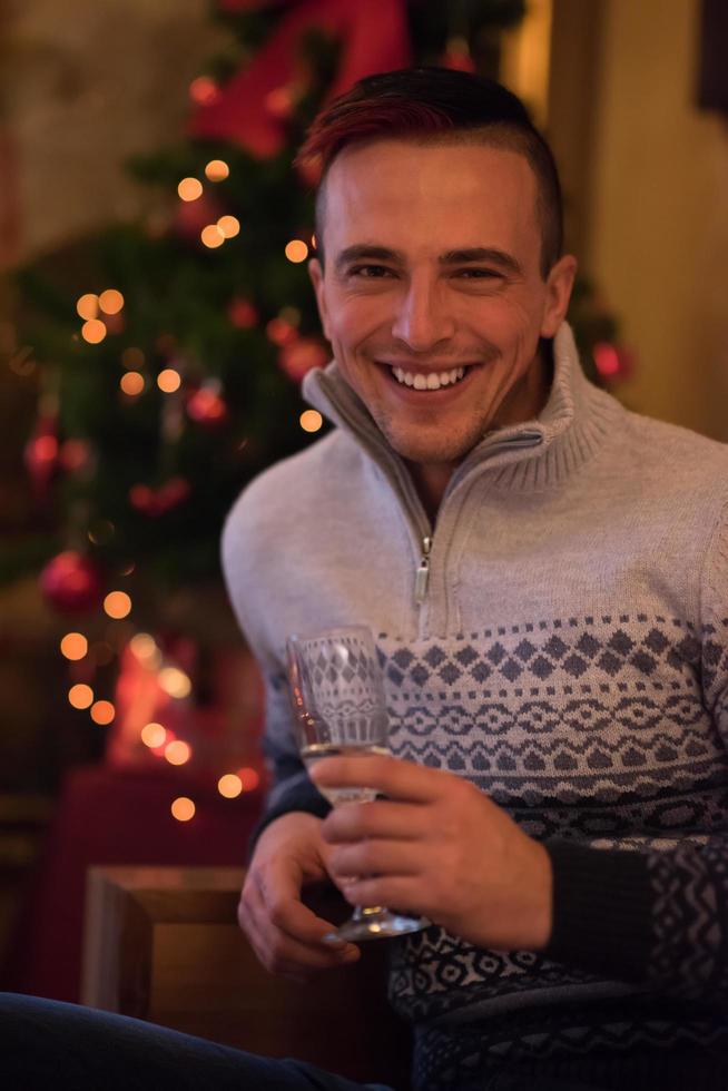 heureux jeune homme avec une coupe de champagne photo