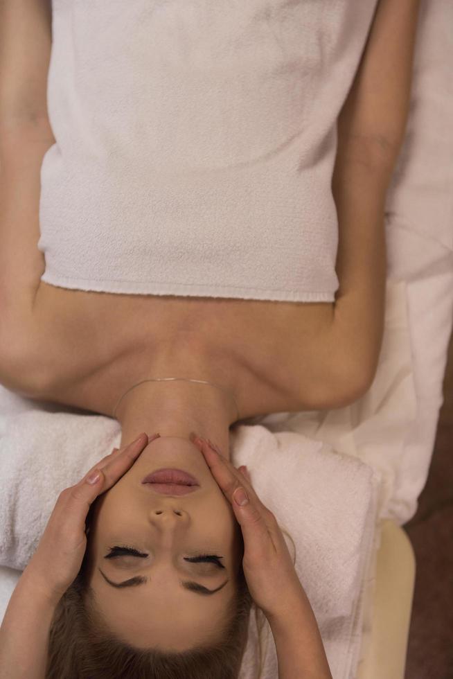 femme recevant un massage de la tête photo