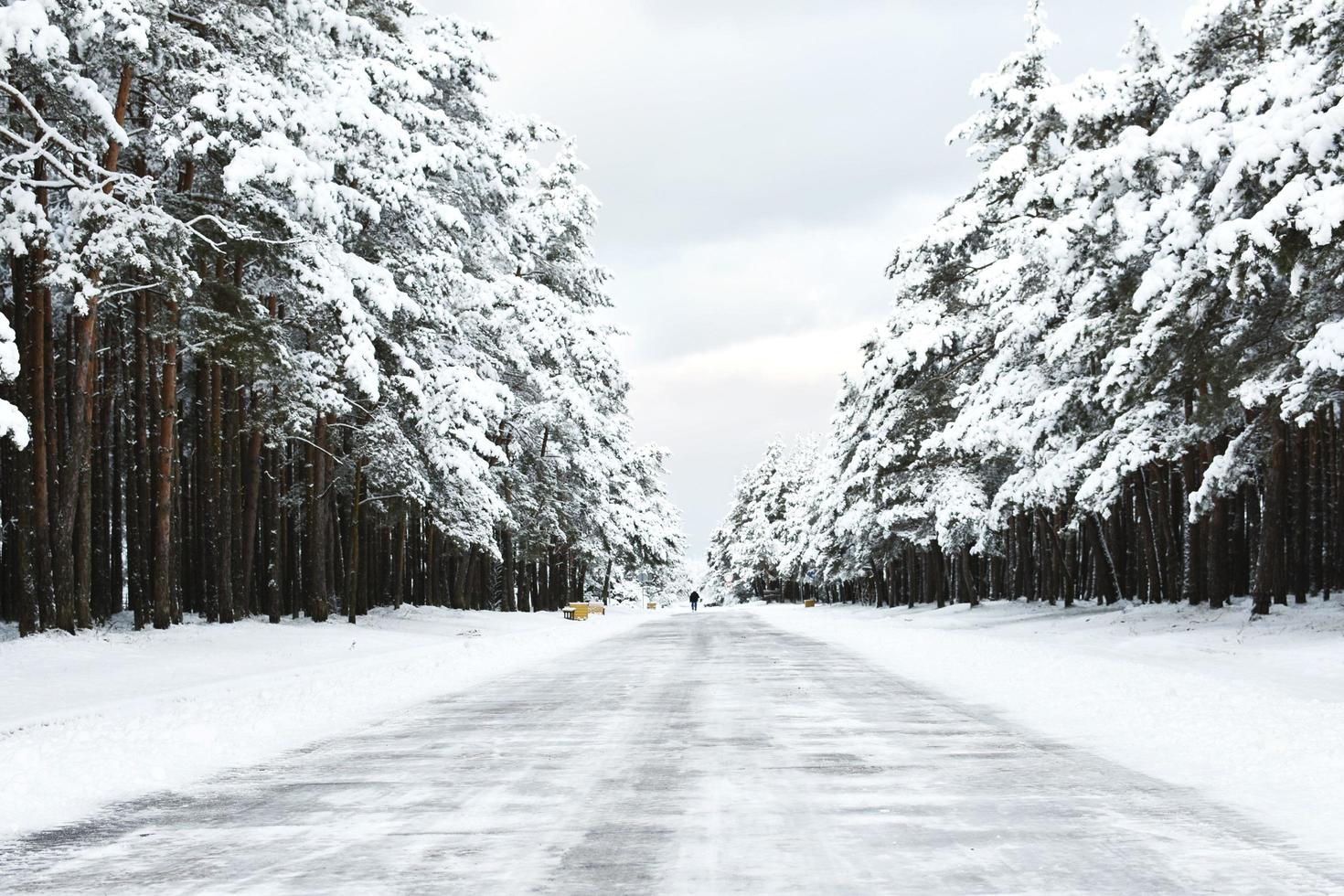 chaussée d'hiver enneigée photo