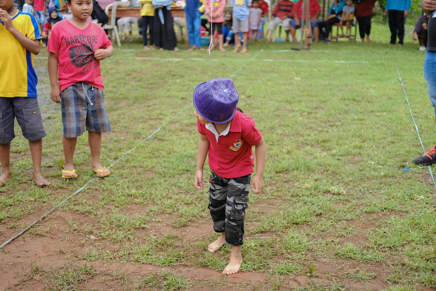 blitar, indonésie - 11 septembre 2022 une belle petite fille qui est très sérieuse à l'idée de participer à un concours pour célébrer le jour de l'indépendance de l'indonésie à blitar photo