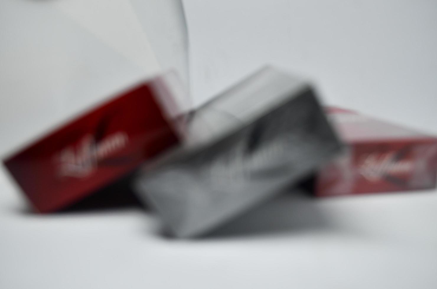 abstrait défocalisé isolé d'un paquet de cigarettes rouges photo