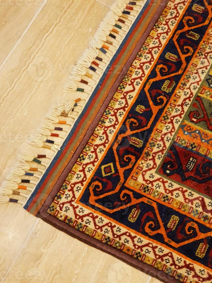 il s'agit d'un motif de tapis turc typique qui est tissé à la main par des tisserands turcs. photo